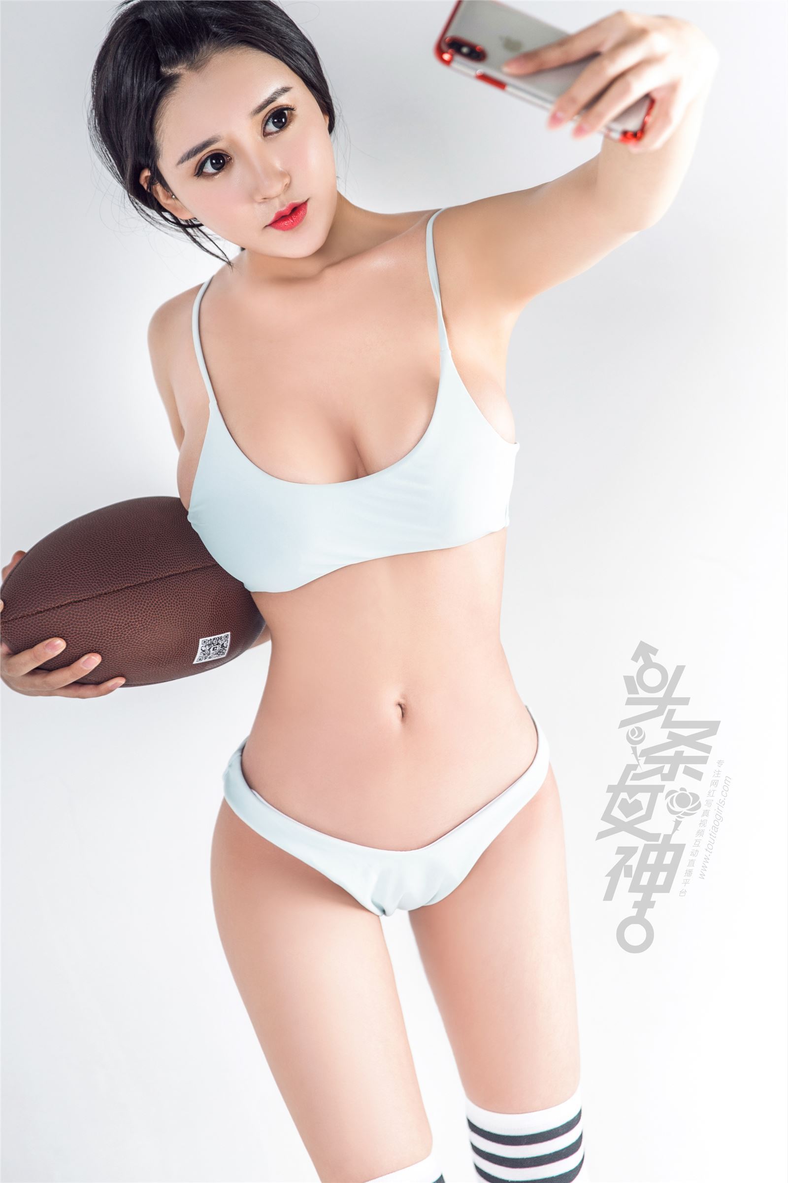 [Toutiao headline goddess] February 2, 2018 Bai Yihan Super Bowl girl